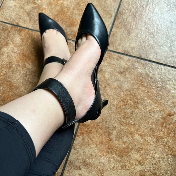 Tahari Shoes - Tahari Black Heel